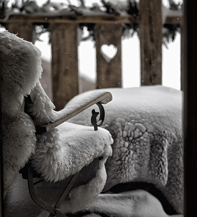 Fauteuil cosy sur un balcon alpin